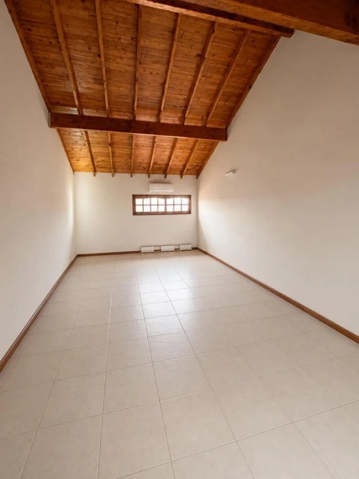 Triplex de 5 ambientes en Venta en Carapachay 